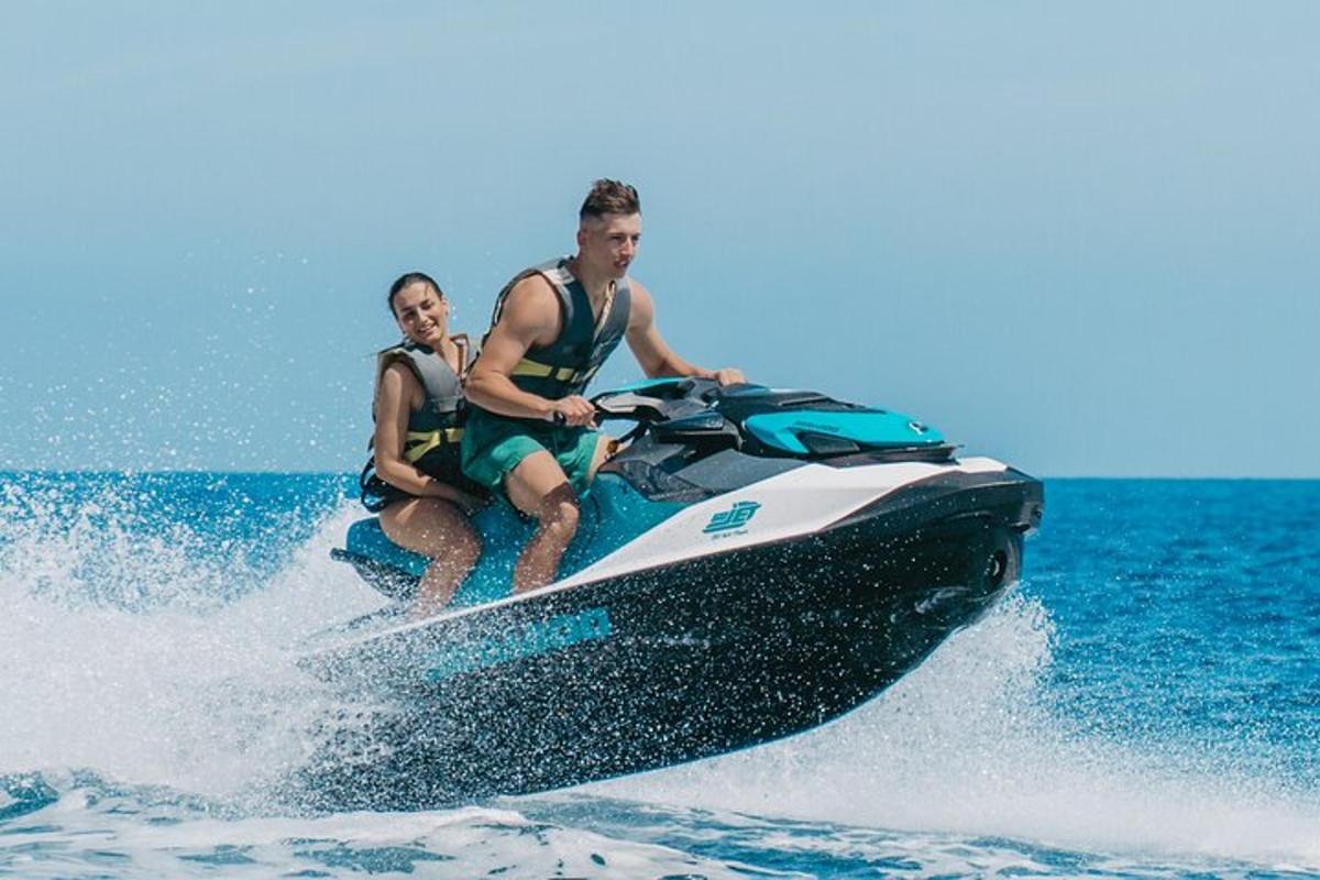 dua lelaki menaiki jet ski di dalam air