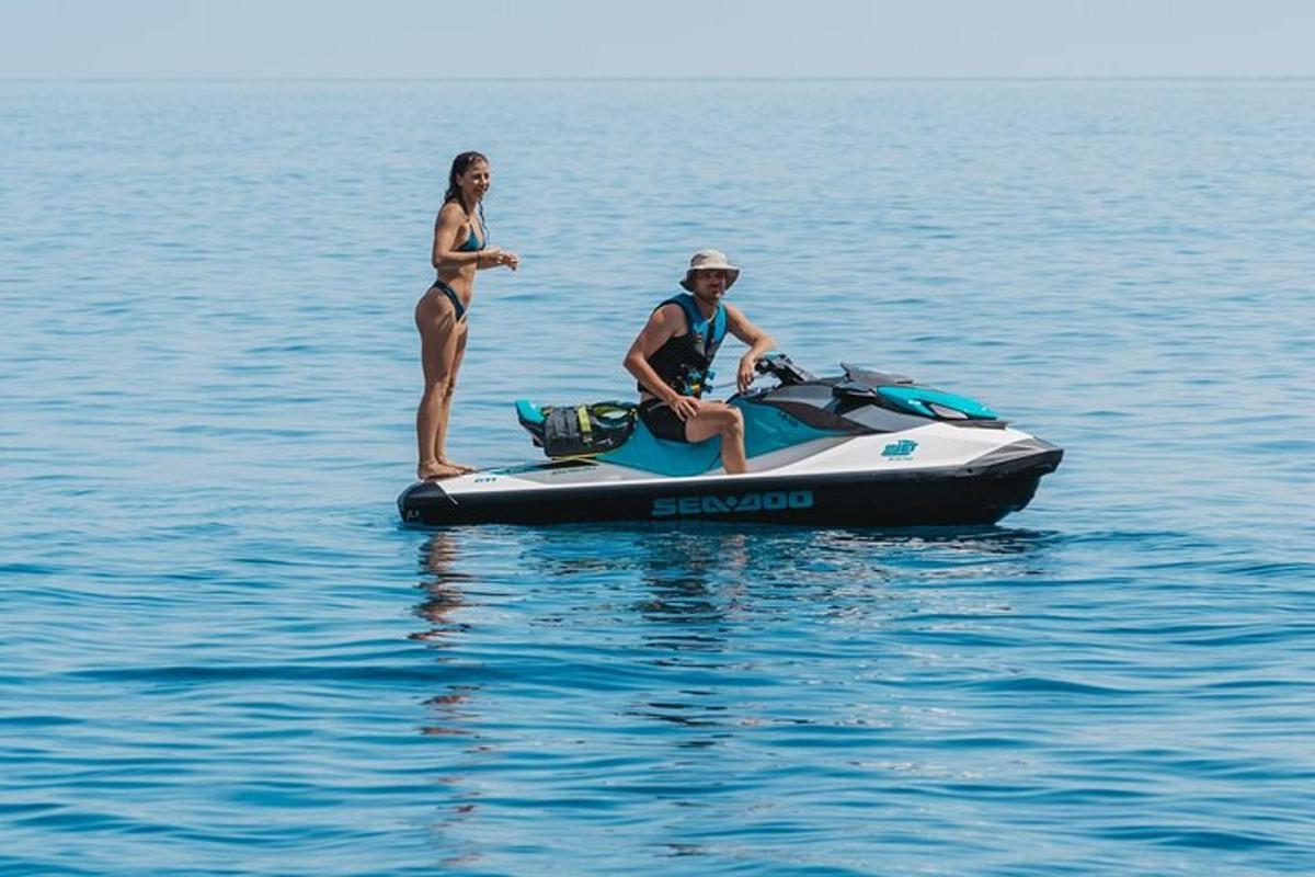 dua orang menaiki jet ski di dalam air