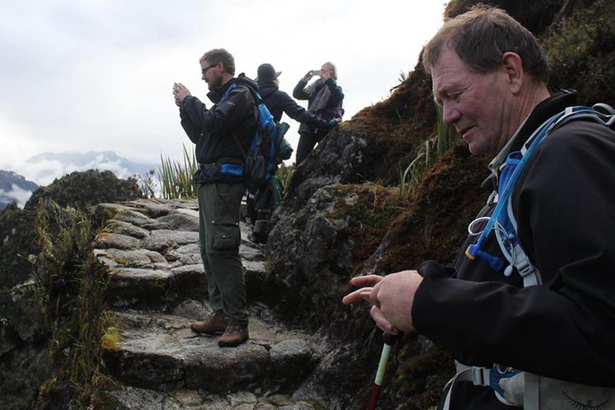 sekumpulan orang berdiri di sisi gunung