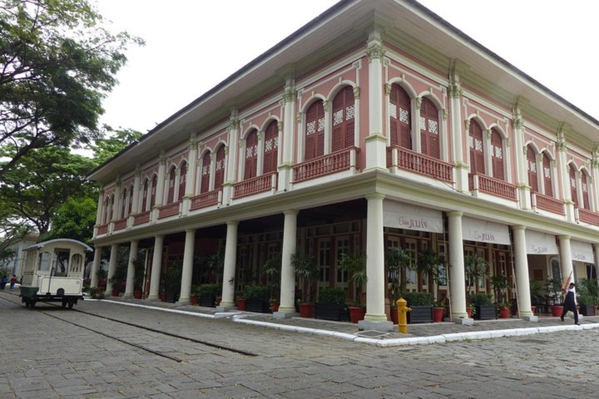 um grande edifício com vermelho e branco