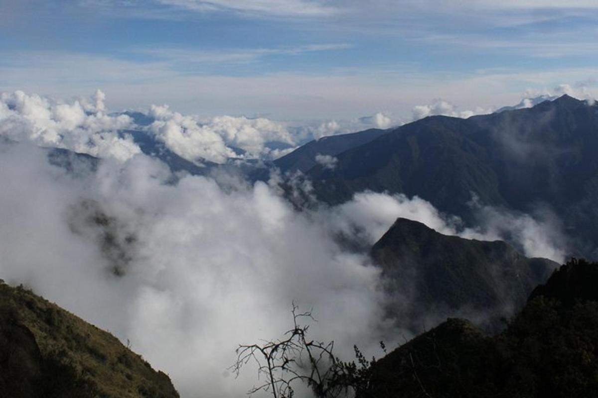 pemandangan banjaran gunung dengan awan di latar depan