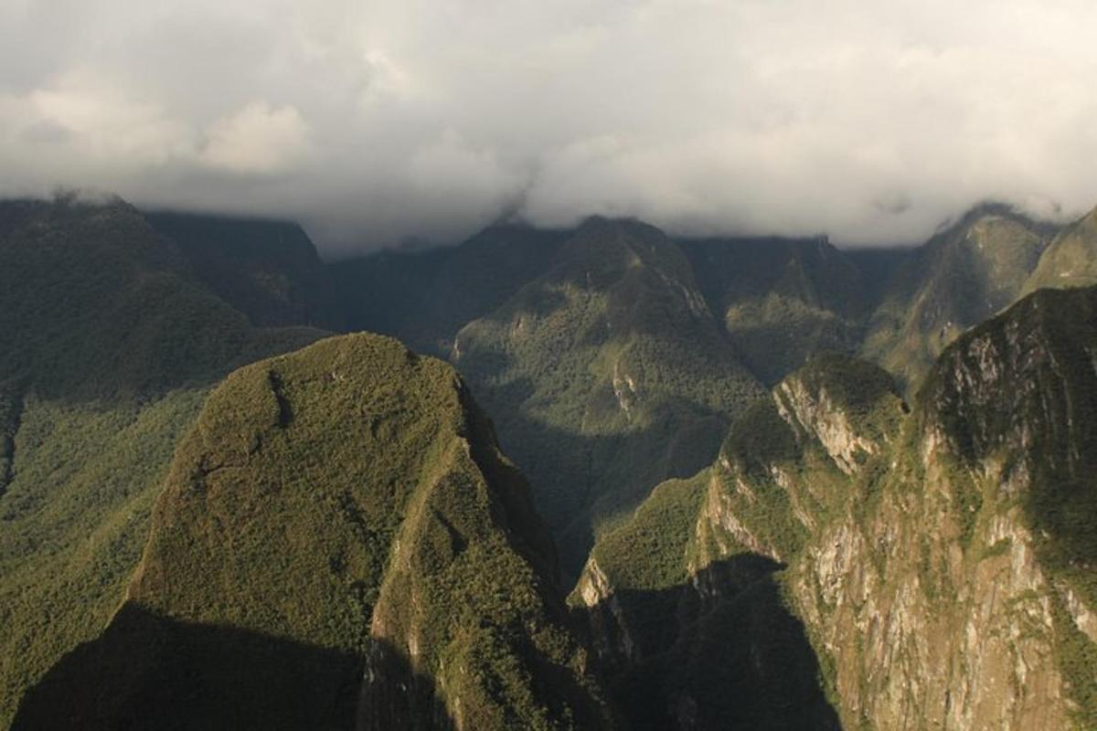una vista di una catena montuosa con nuvole sopra