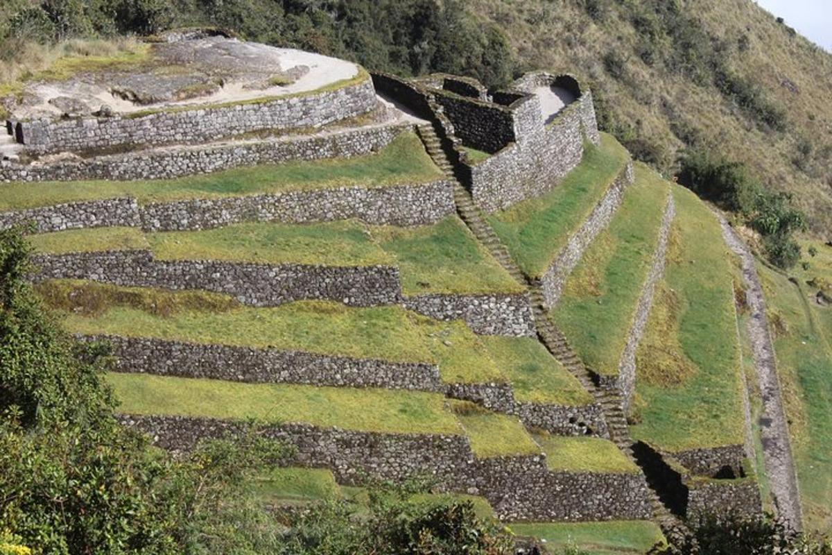 una vista panoramica di un antico edificio in pietra su una collina