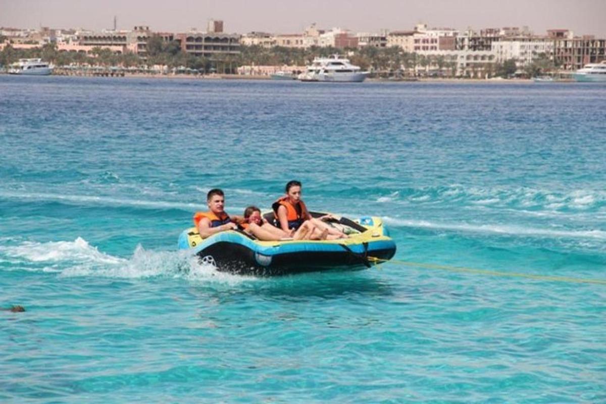 Un grupo de personas viajando en un bote en el agua
