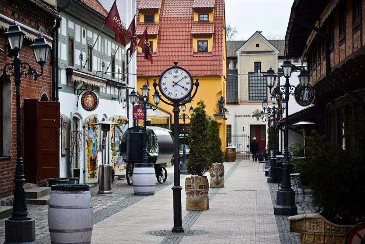 ura na drogu na ulici z zgradbami
