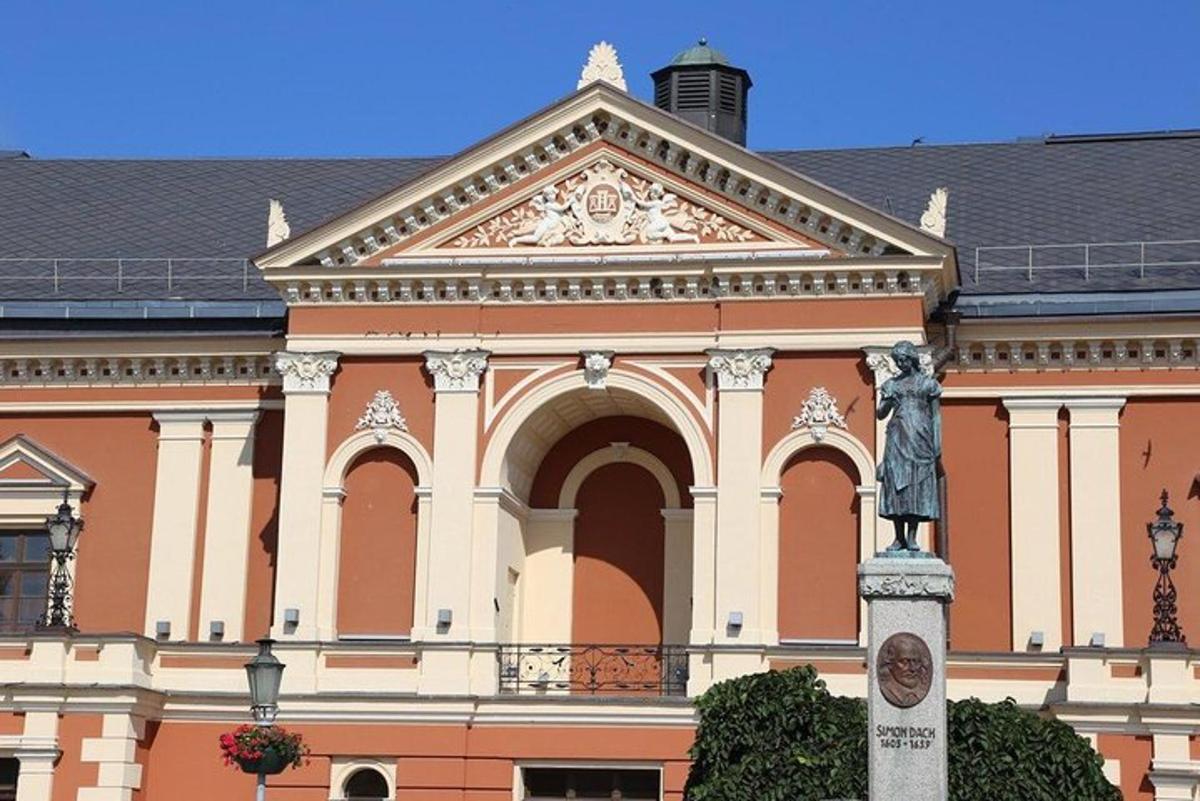 stavba s kipom pred njo