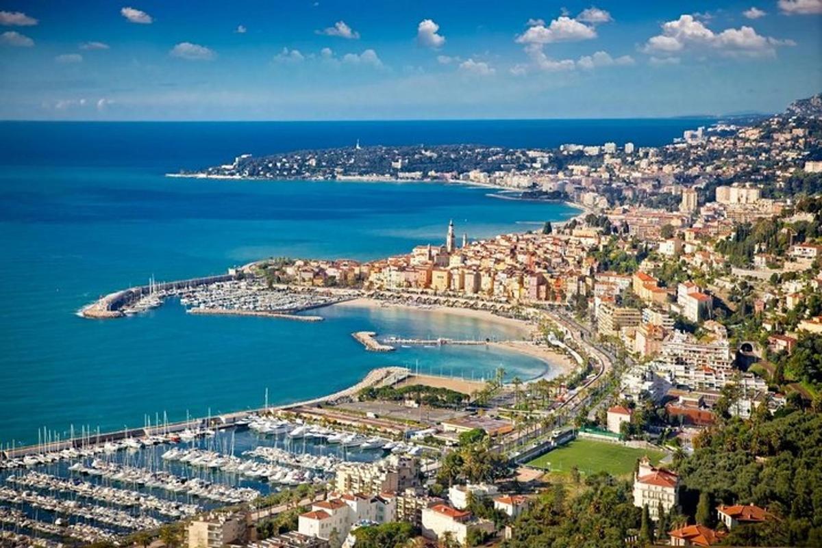 uma vista aérea de uma cidade com um porto