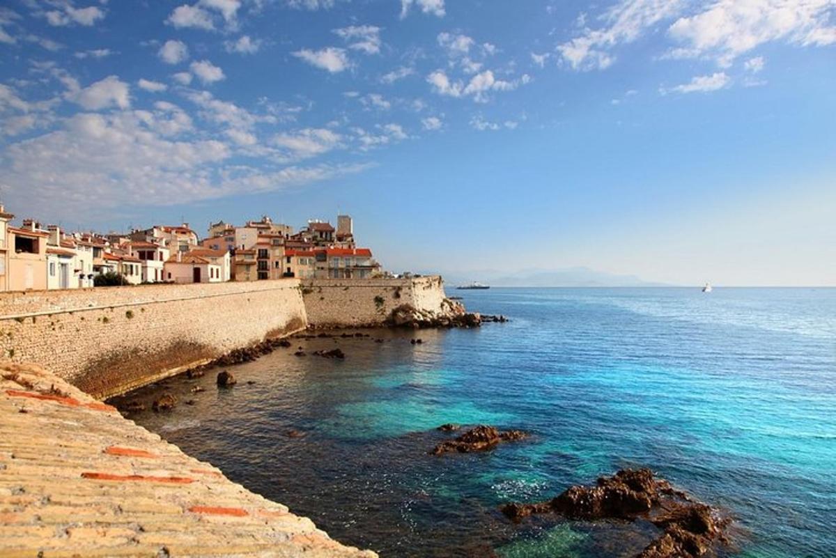 una vista dell'oceano con edifici e case