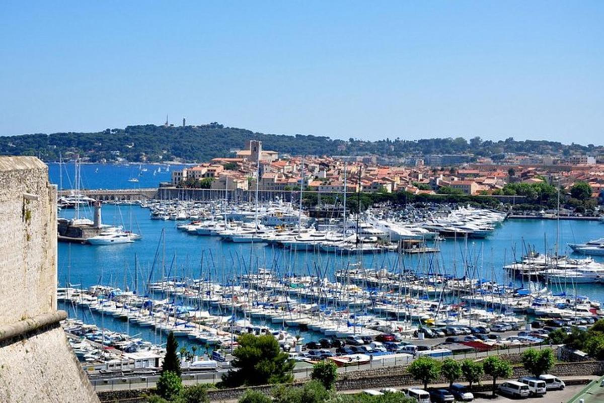 um porto cheio de barcos na água