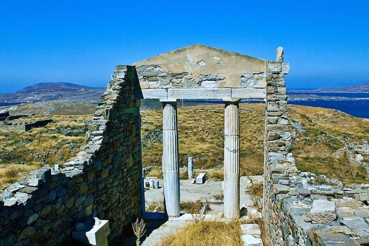 un edificio antiguo en la cima de una colina