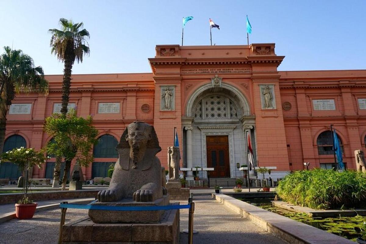 un edificio con una statua di fronte