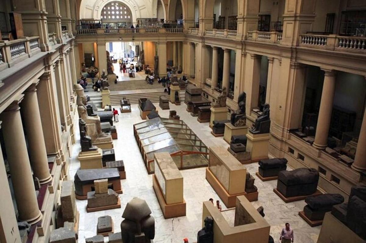 una vista di un museo con reperti in mostra