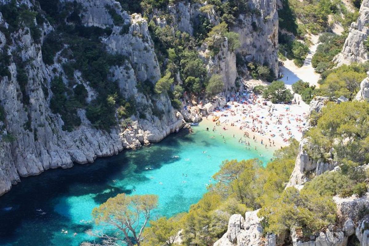 μια ομάδα ανθρώπων σε μια παραλία σε ένα φαράγγι