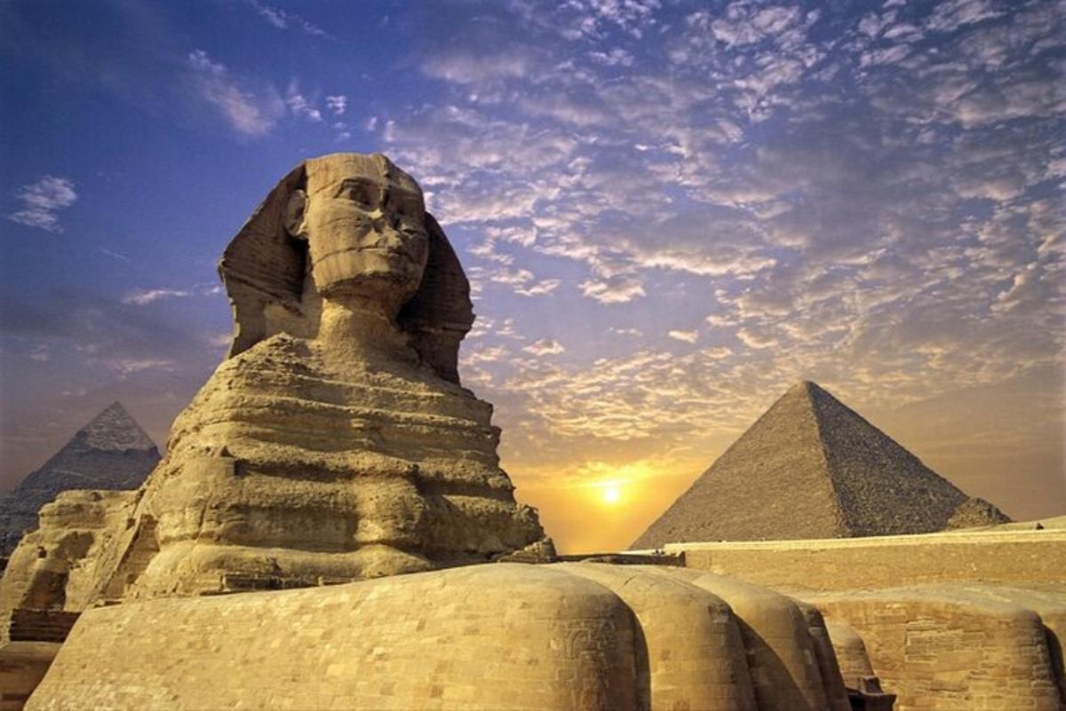 تمثال أبو الهول أمام الأهرامات