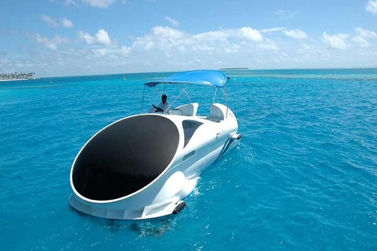 una barca bianca in mezzo all'oceano