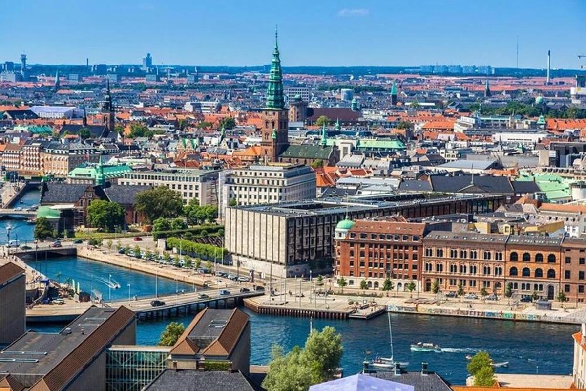 vaade linnale koos jõe ja hoonetega