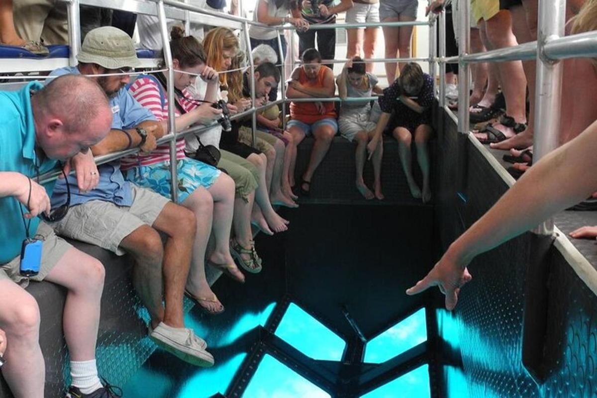 um grupo de pessoas sentadas em um ônibus