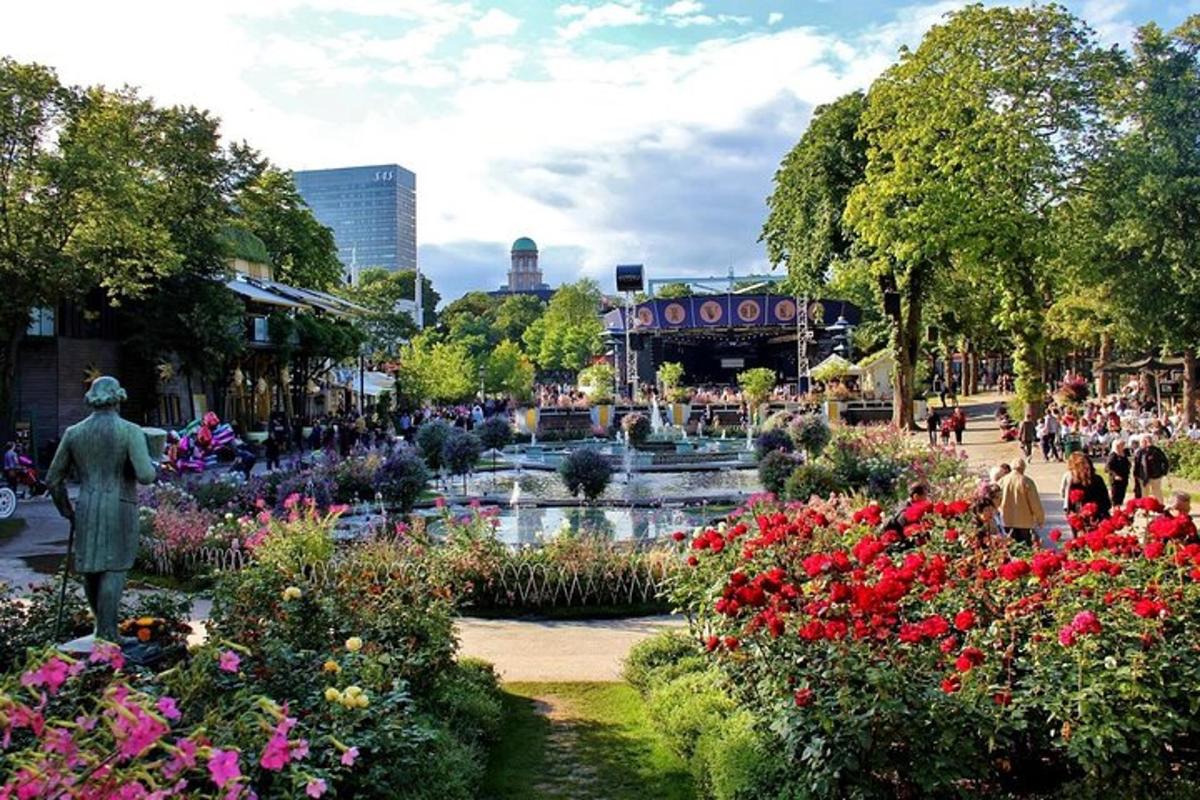 ein Garten mit Blumen und einem Brunnen in einer Stadt