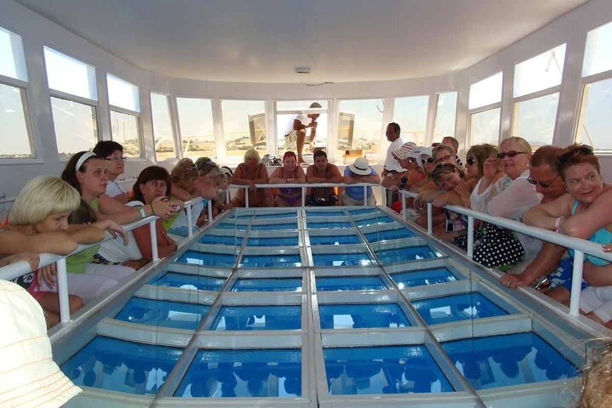 un gruppo di persone che guardano una piscina su una barca
