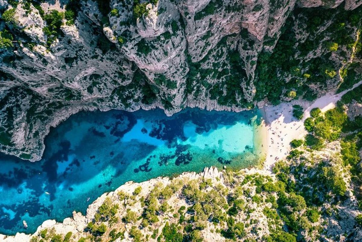 μια εναέρια άποψη μιας παραλίας με γαλάζια νερά