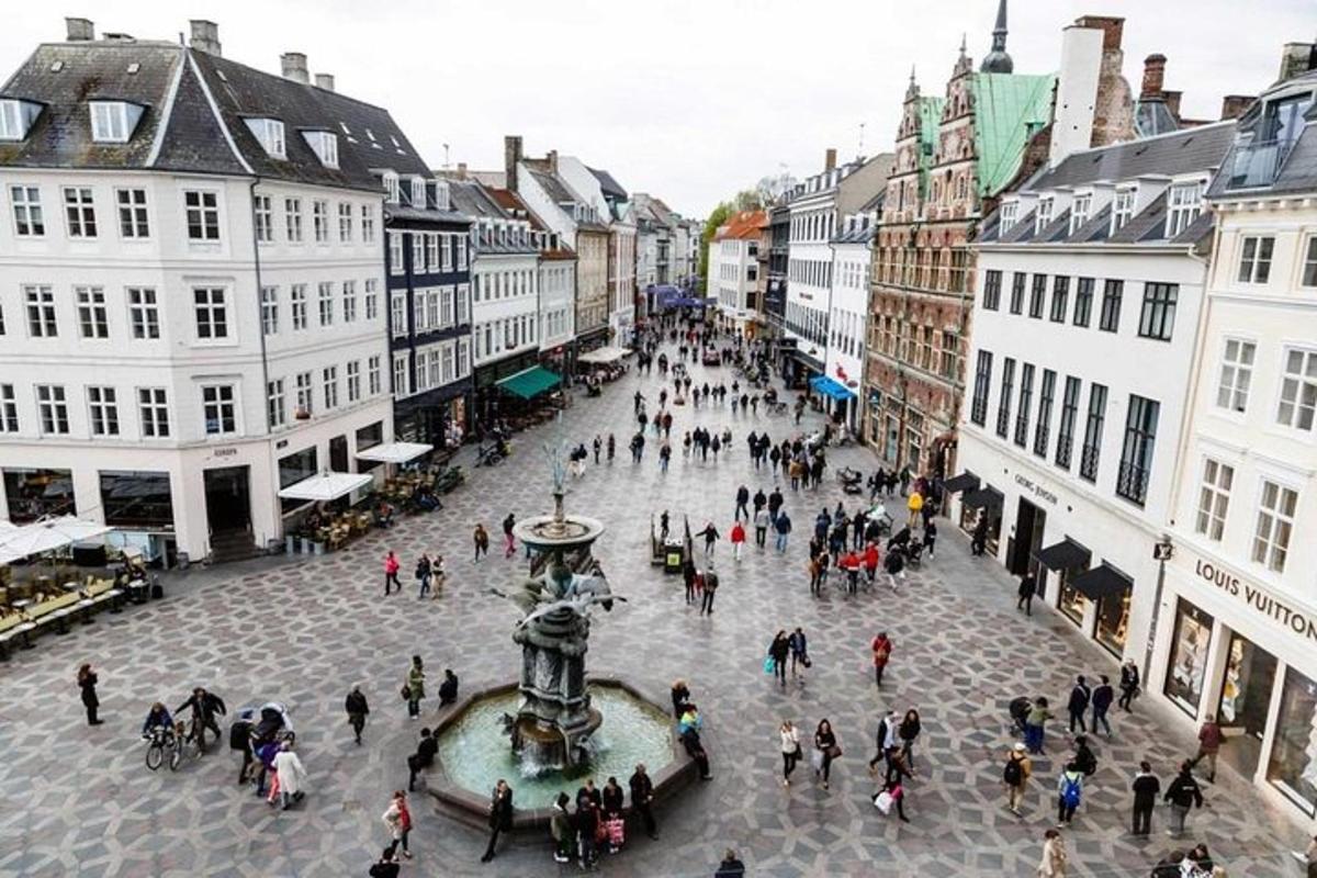 eine Gruppe von Menschen, die durch eine Stadtstraße gehen