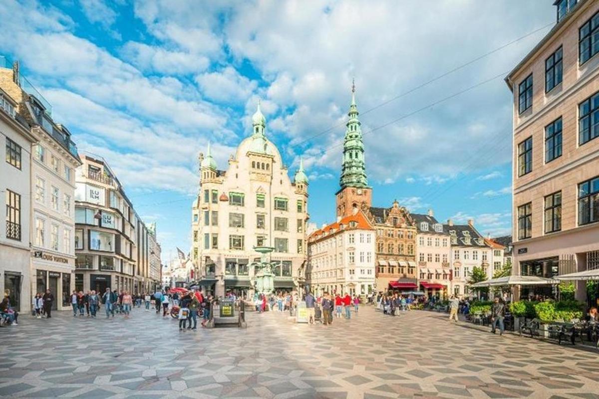 eine Gruppe von Menschen, die durch eine Stadtstraße gehen