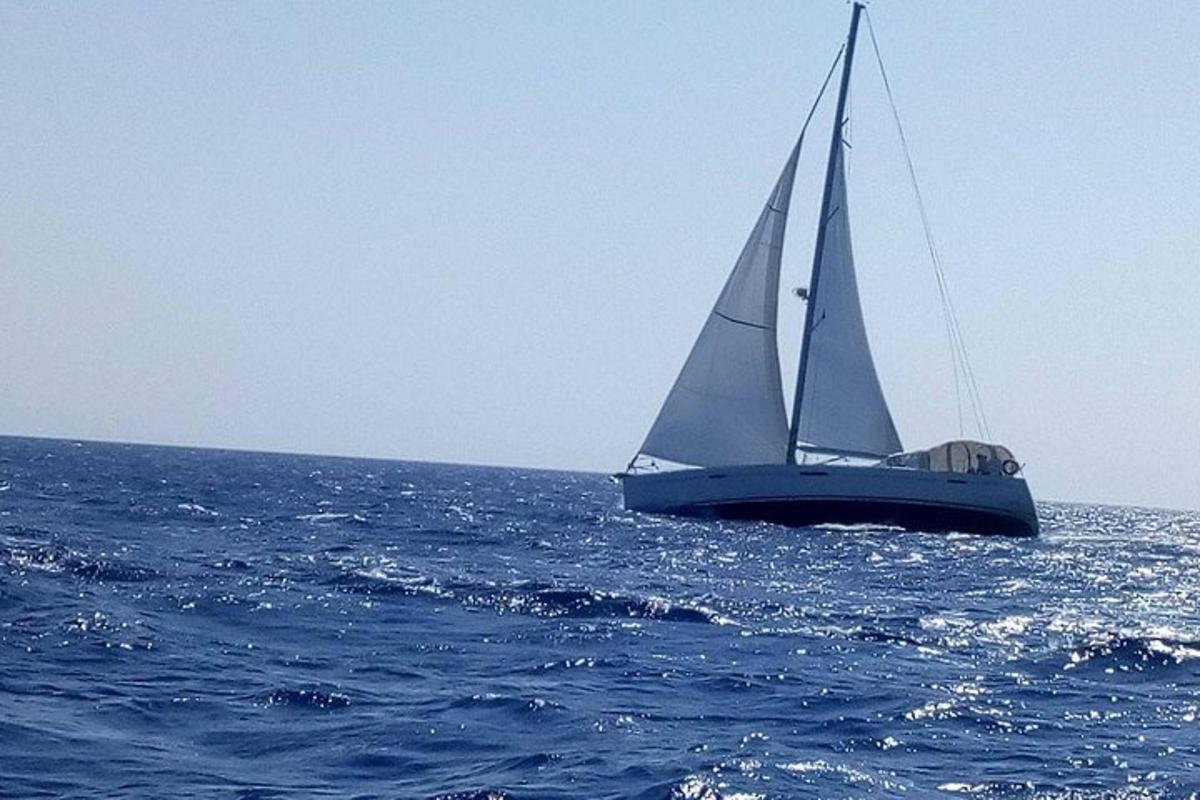 perahu layar di tengah lautan