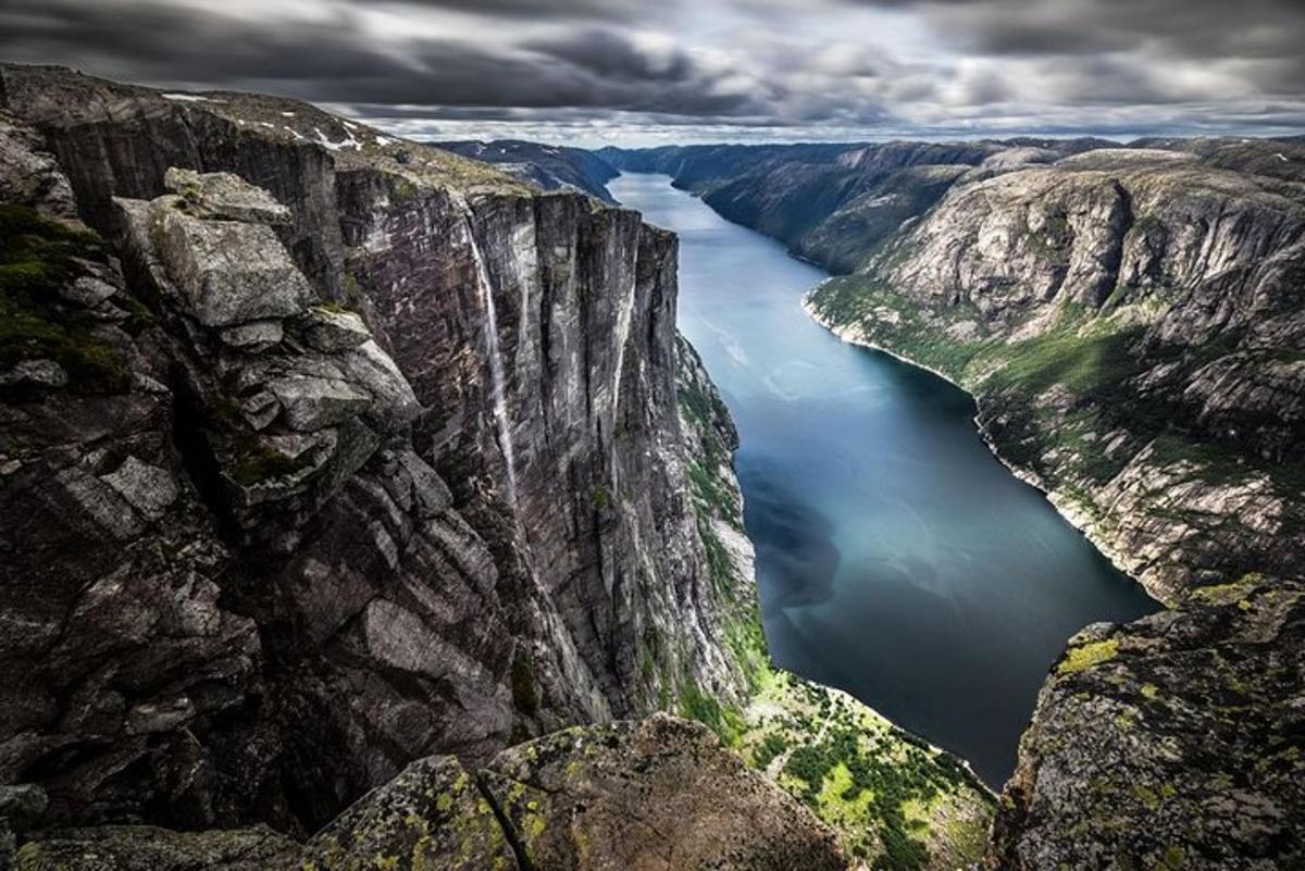 en luftfoto av en elv mellom to klipper