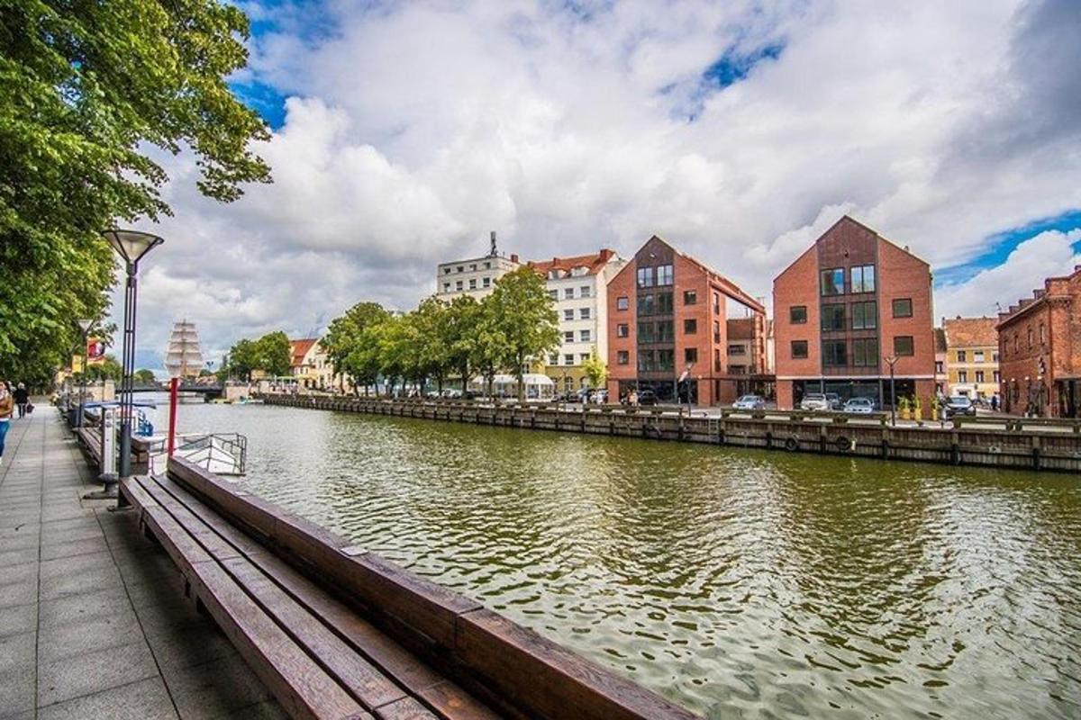 Un río en una ciudad con edificios y casas.