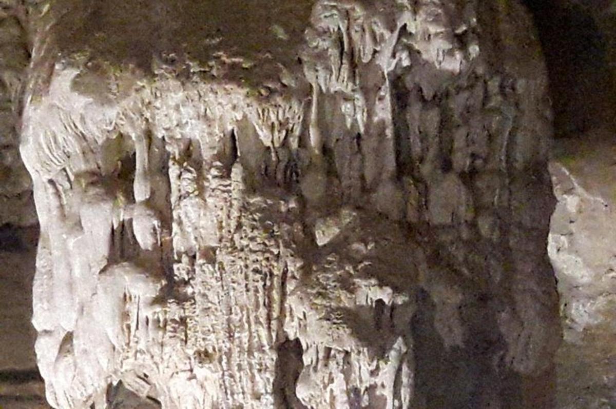 eine Nahaufnahme einer Felswand in einer Höhle