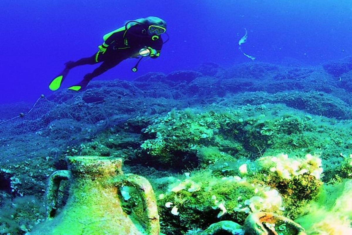 một người ở dưới đại dương đang bơi qua một rạn san hô