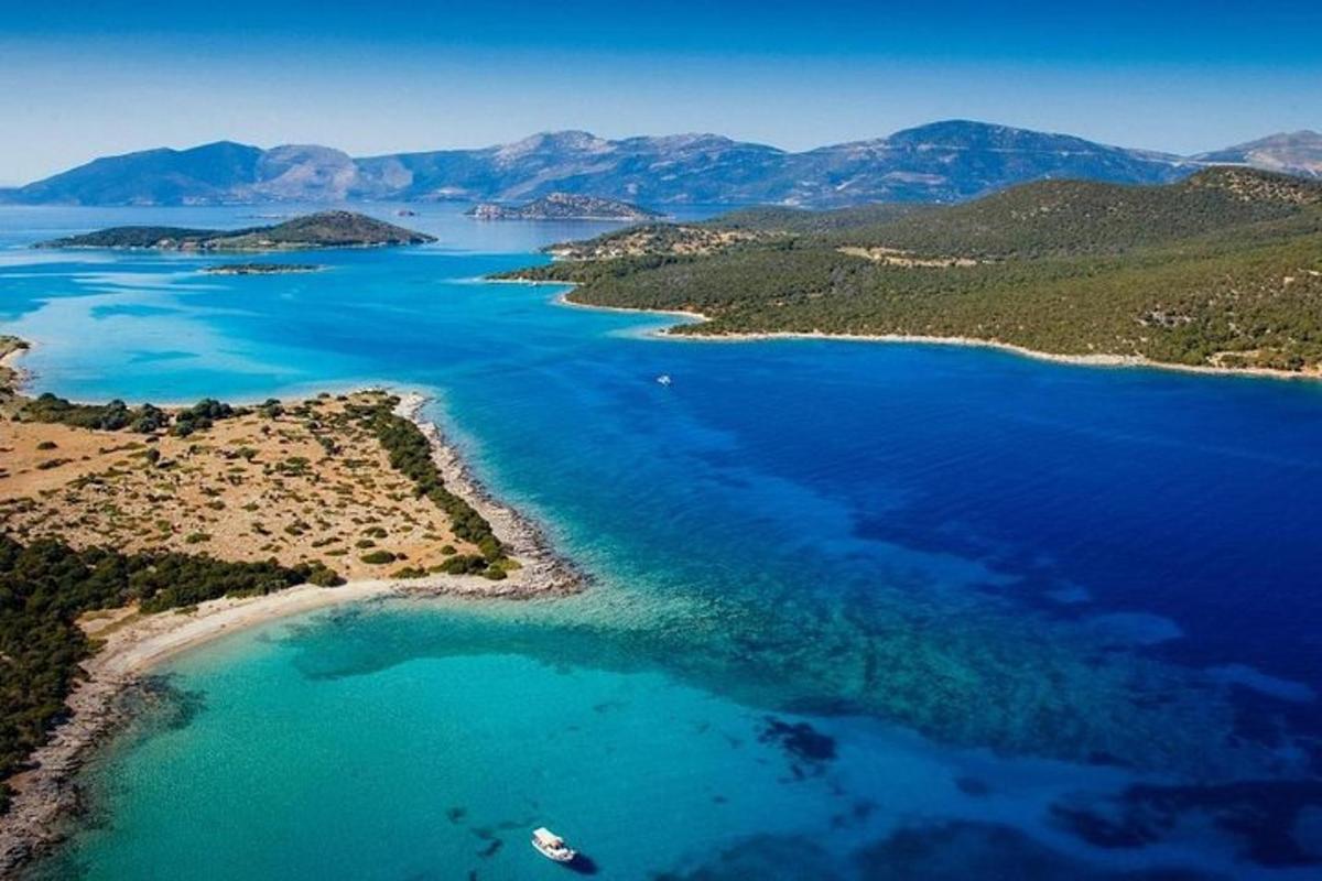 una vista aerea di un grande specchio d'acqua