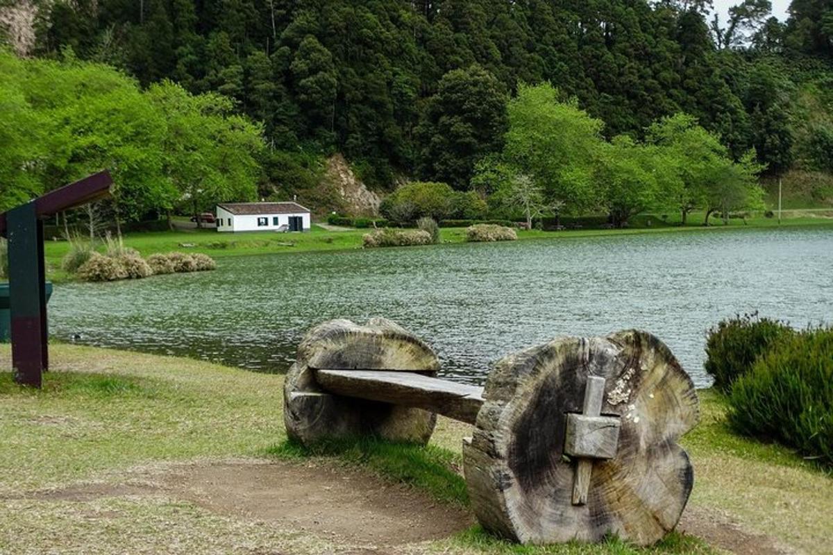 湖边的公园长椅