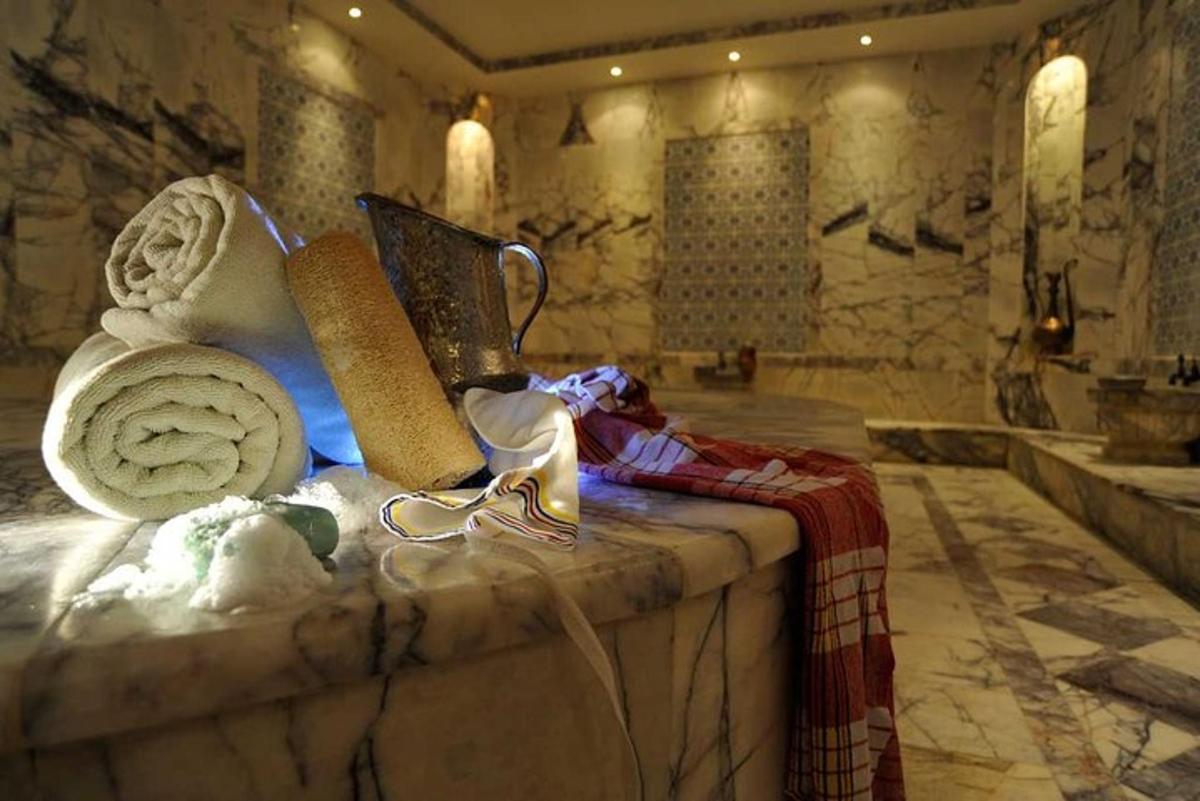 Un baño de piedra con lavabo y bañera.