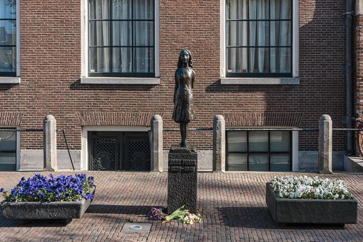 una statua di una donna davanti a un edificio in mattoni