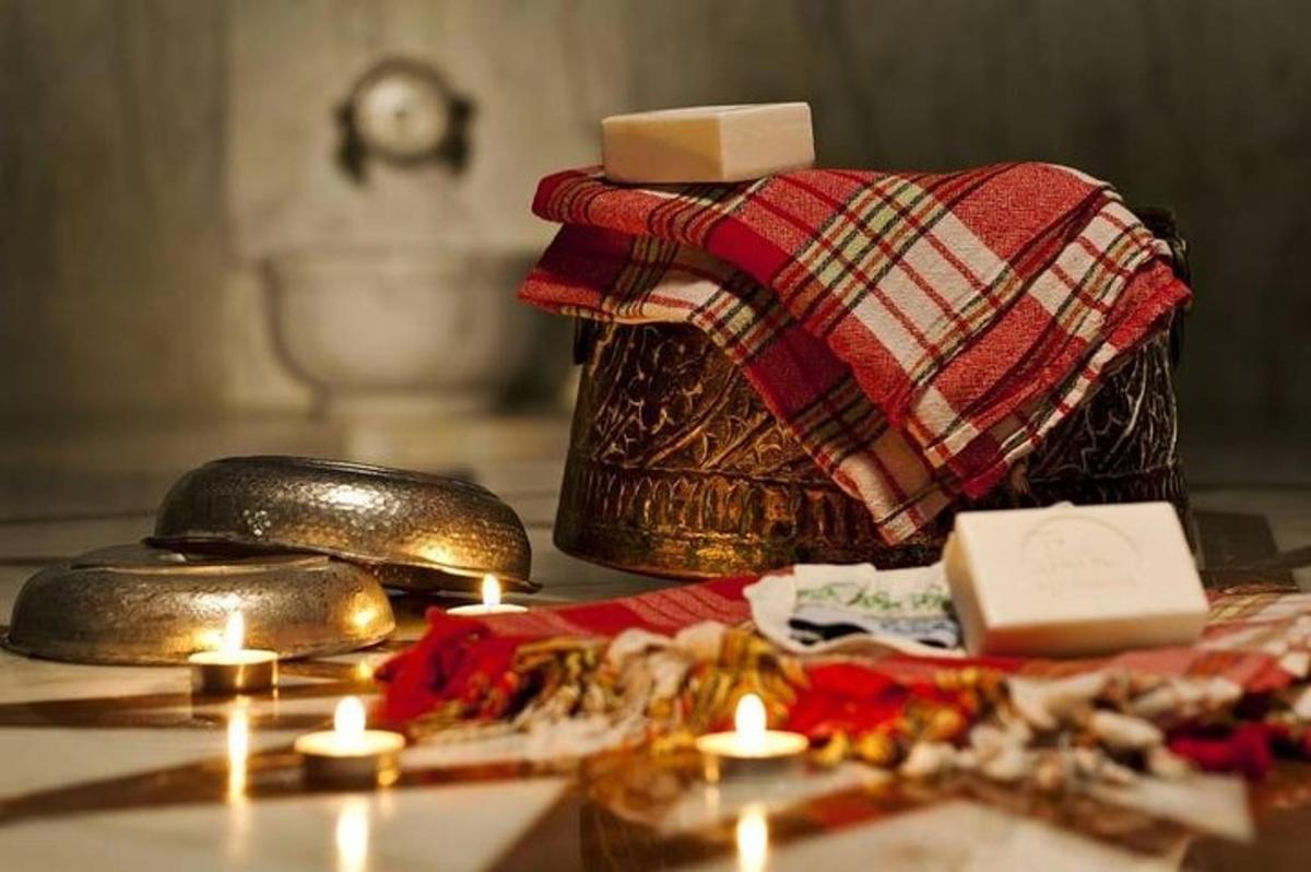 Una mesa con velas encendidas y una canasta con velas.