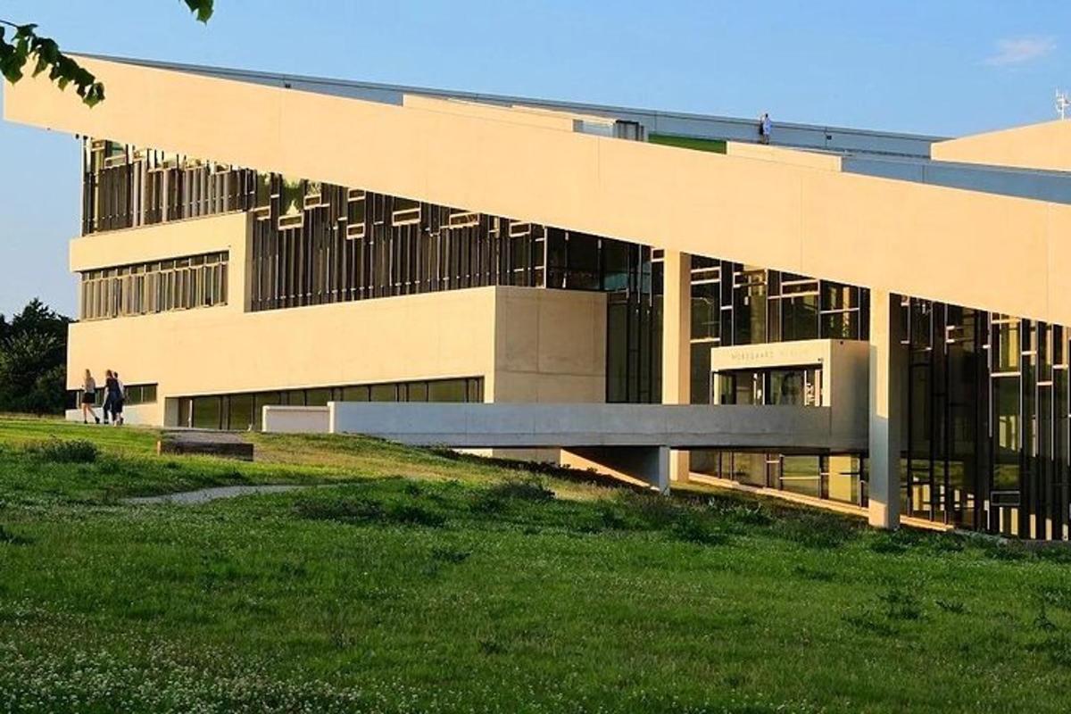 ein Gebäude mit einer Bank davor