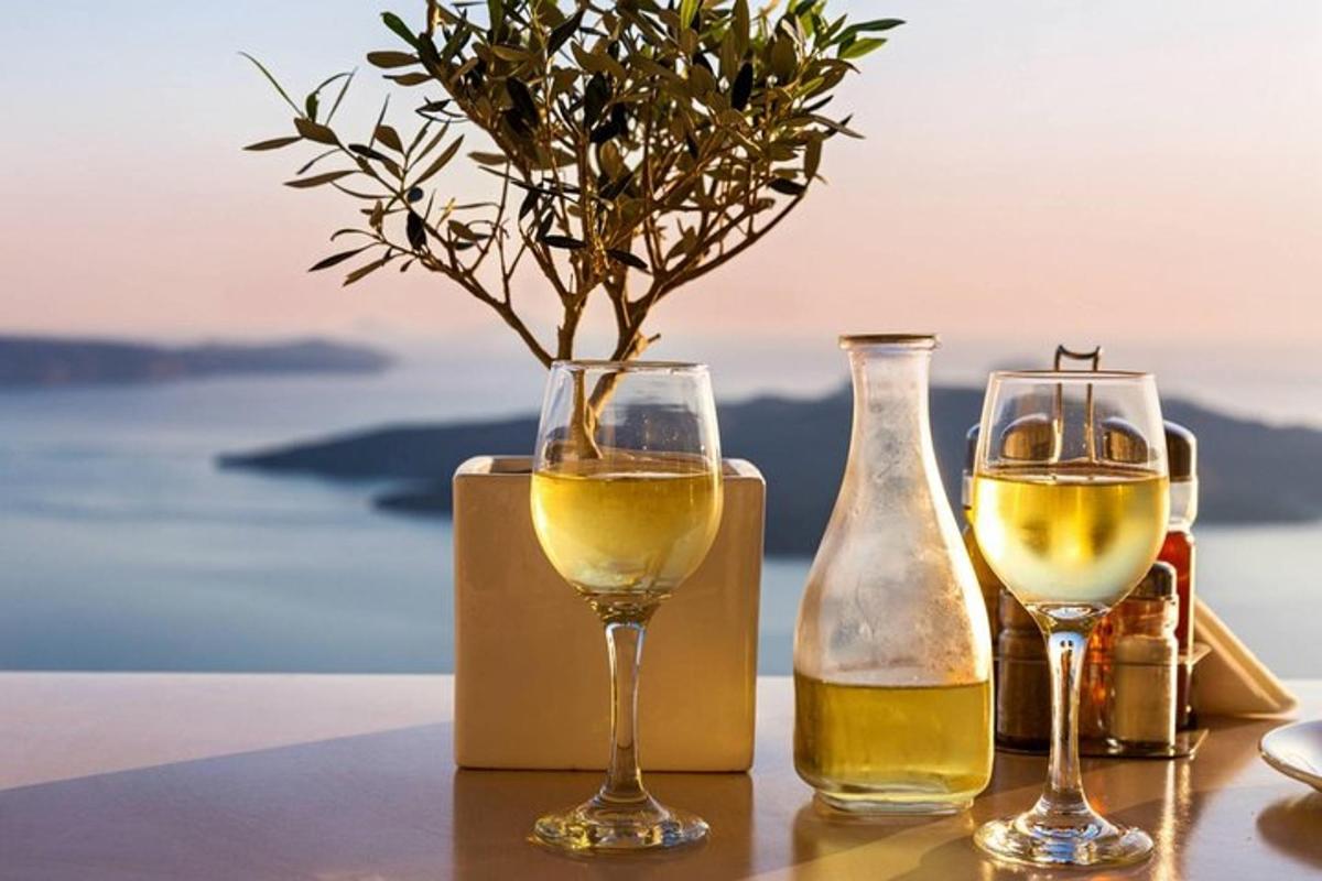 Δύο ποτήρια κρασί και ένα βάζο σε ένα τραπέζι