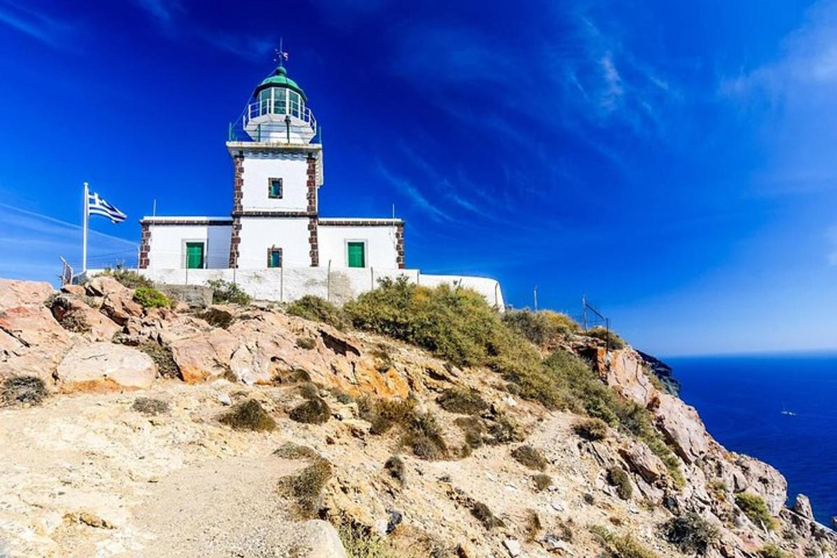maják na vrcholu útesu poblíž oceánu