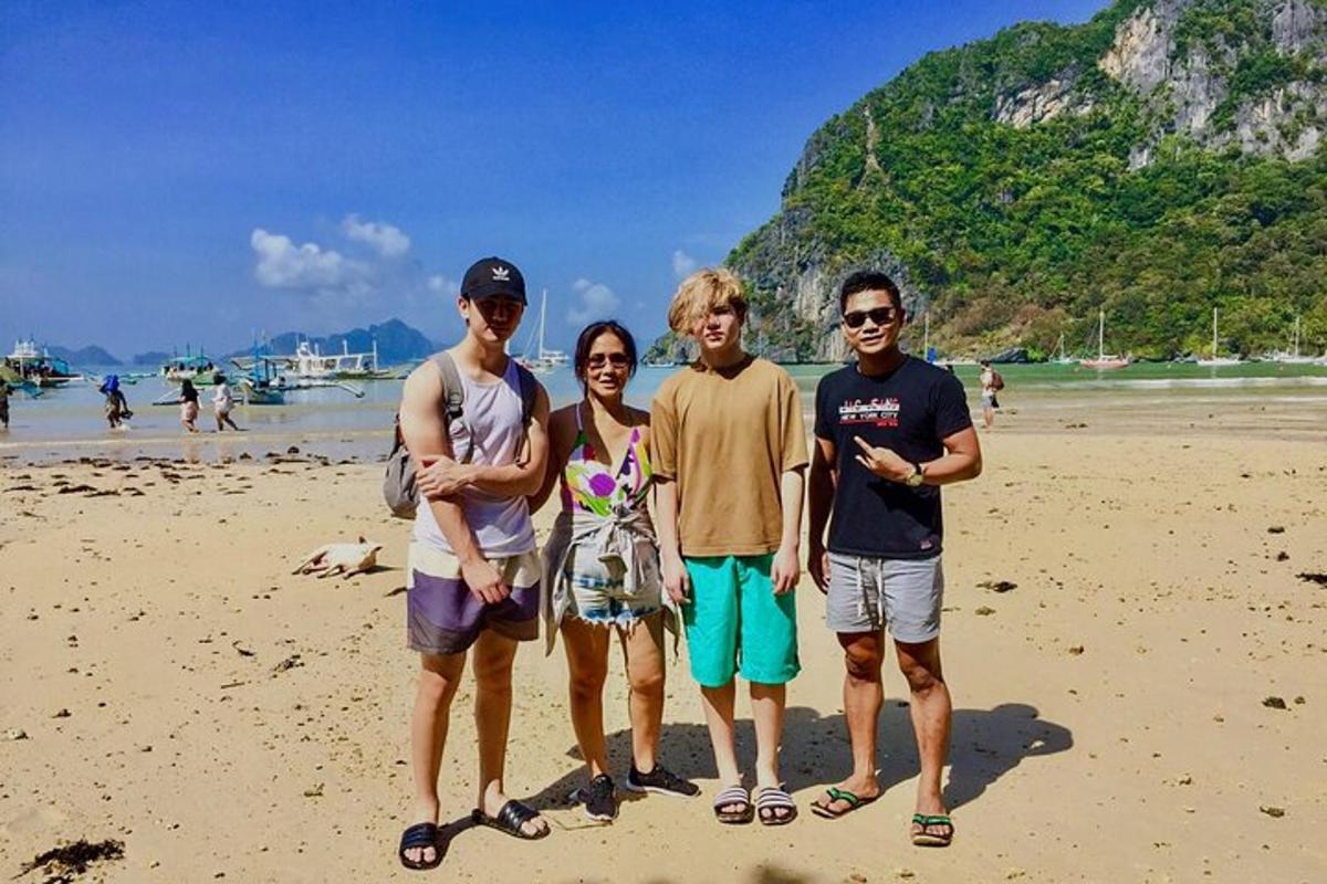 một nhóm người đang đứng trên bãi biển