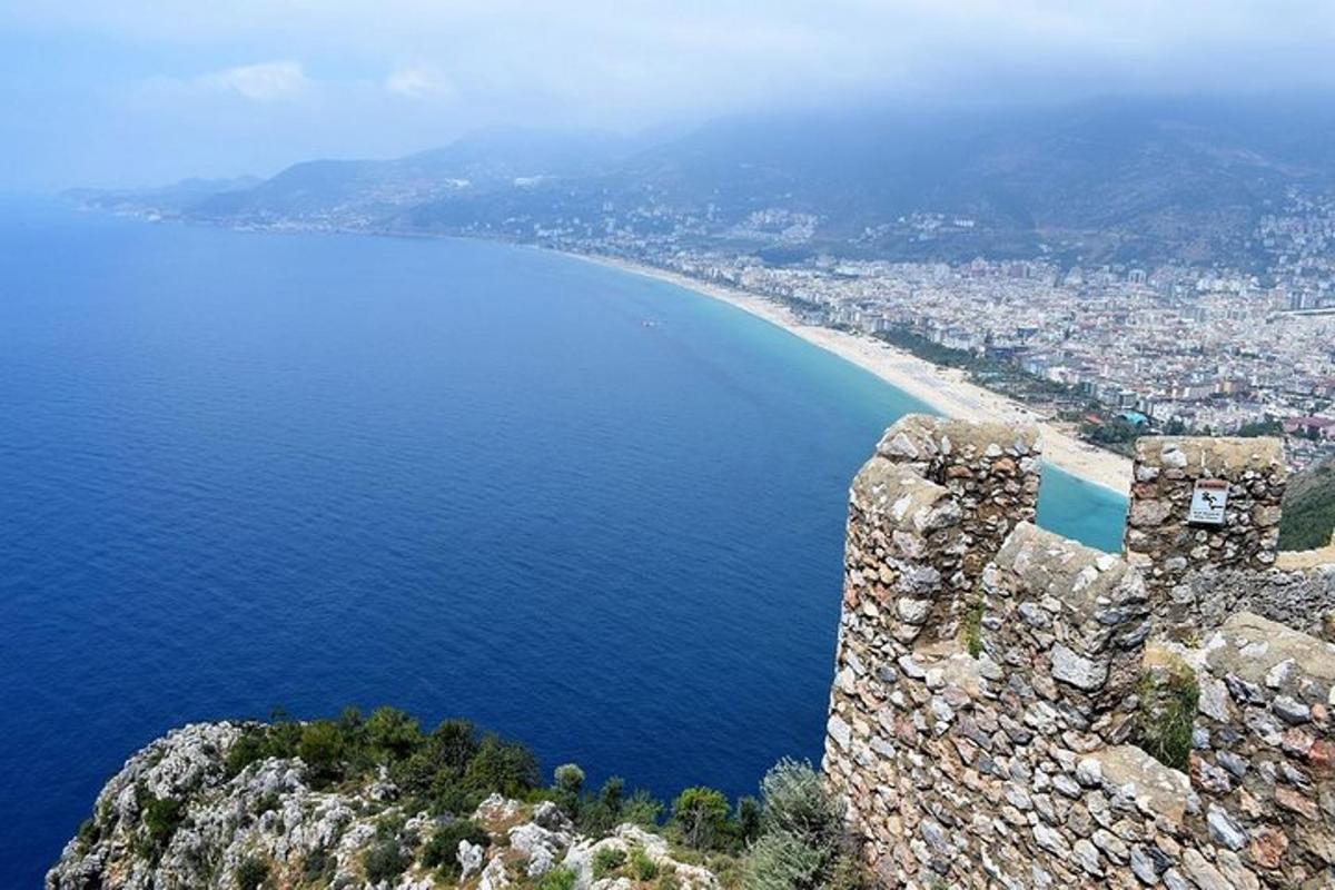 ein Blick auf das Meer von der Spitze eines Berges