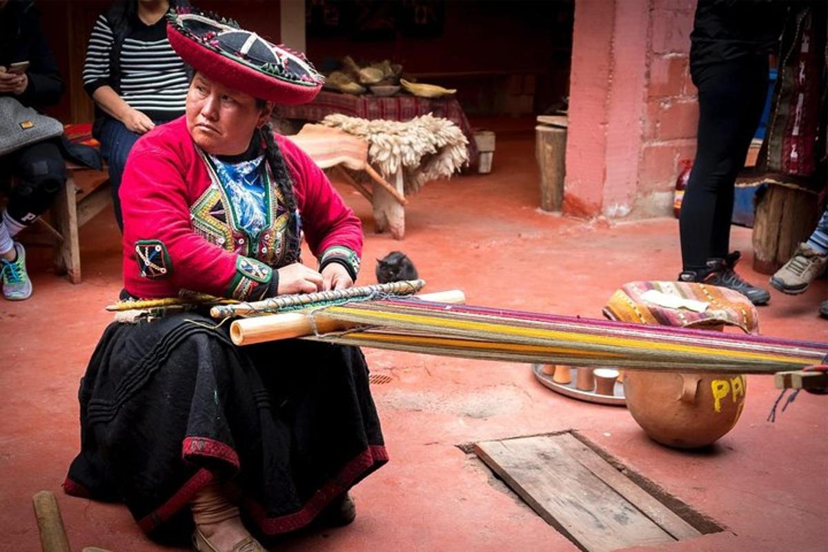 Una mujer sentada en el suelo sosteniendo un bate de béisbol.