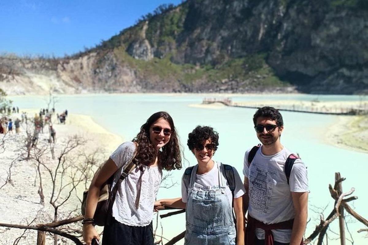 sekumpulan orang berdiri di hadapan pantai