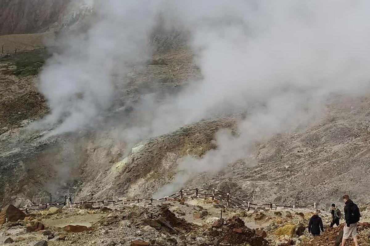 sekumpulan orang berdiri di atas gunung