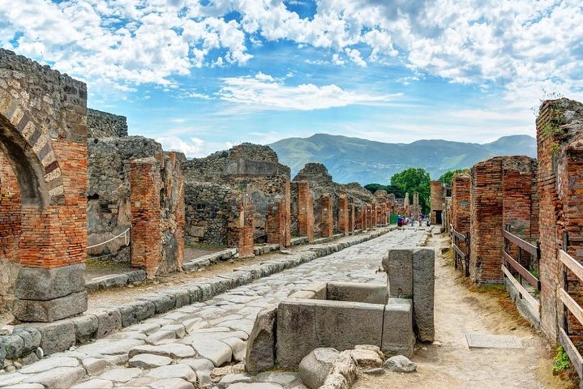 ένας δρόμος στα ερείπια της αρχαίας πόλης