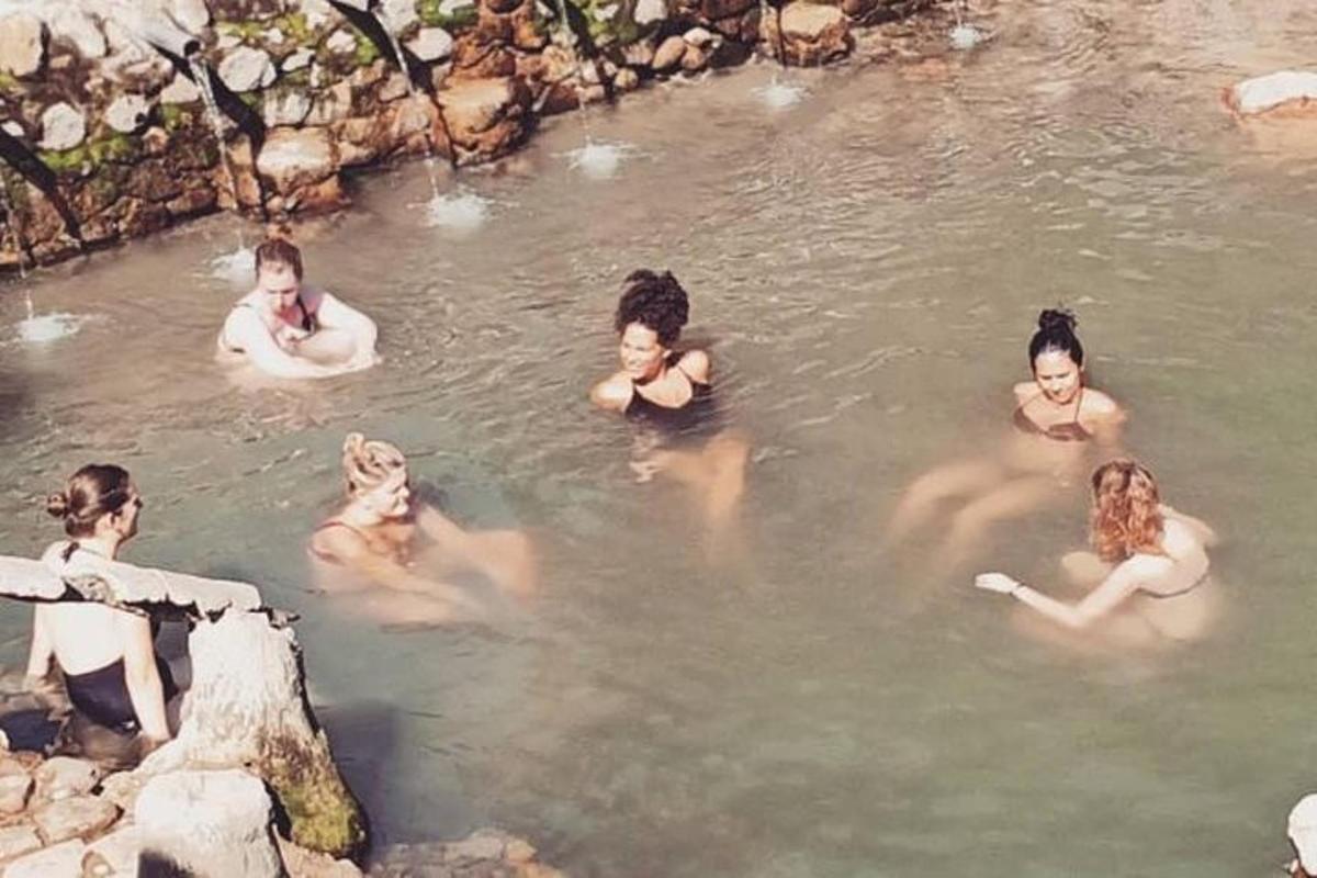 een groep vrouwen die in het water zwemmen