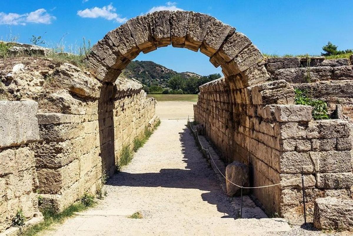 μια αψίδα σε έναν τοίχο από τούβλα με έναν δρόμο