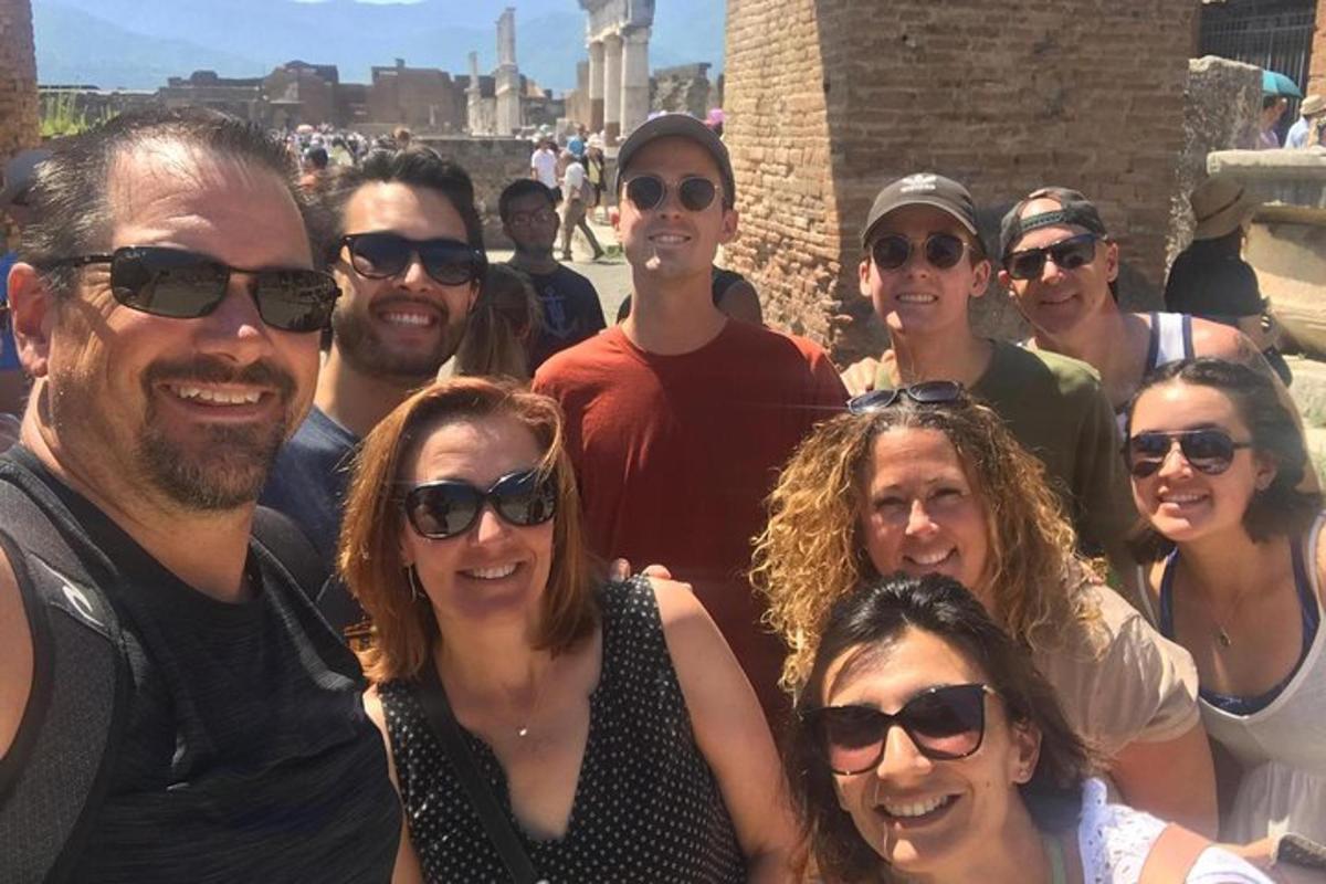 un groupe de personnes pose pour une photo