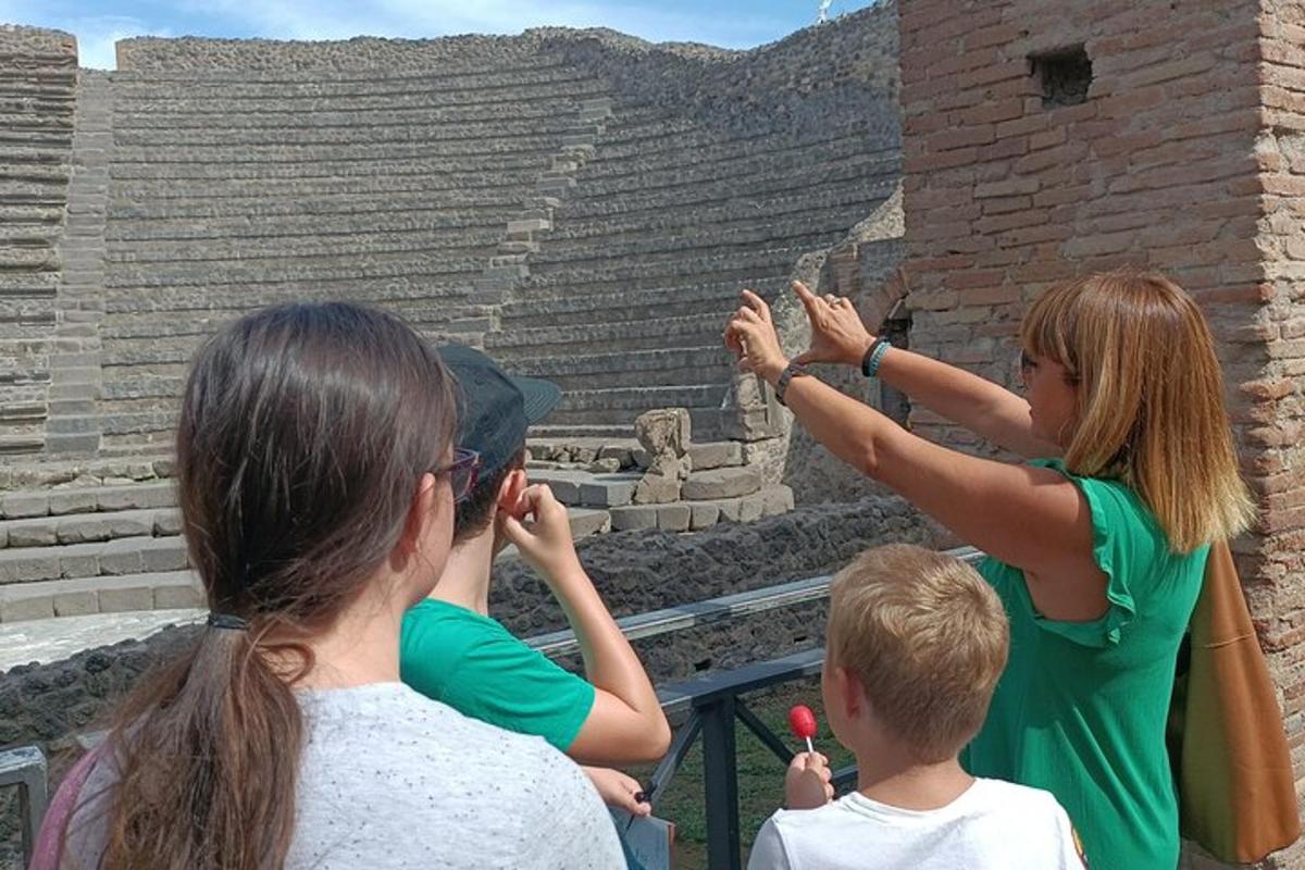 Un grupo de personas mirando unas ruinas antiguas