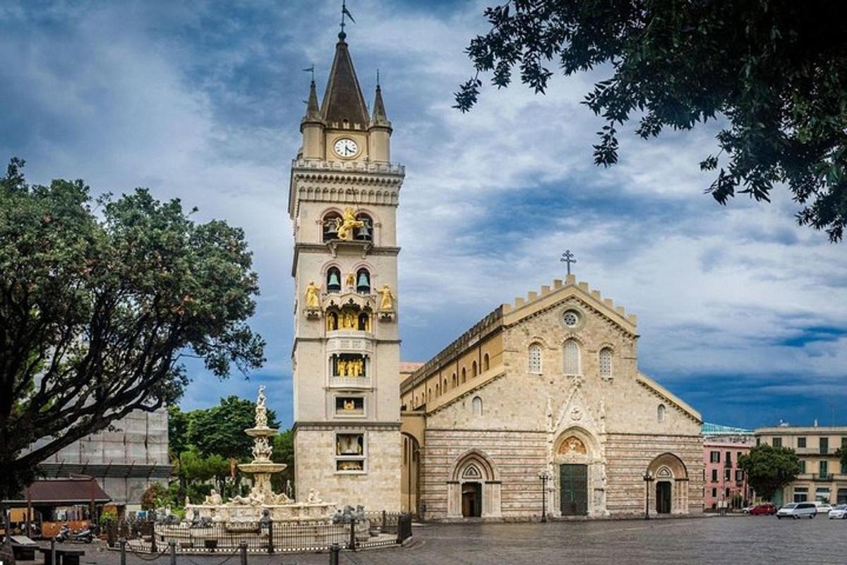 kostel s hodinovou věží před budovou